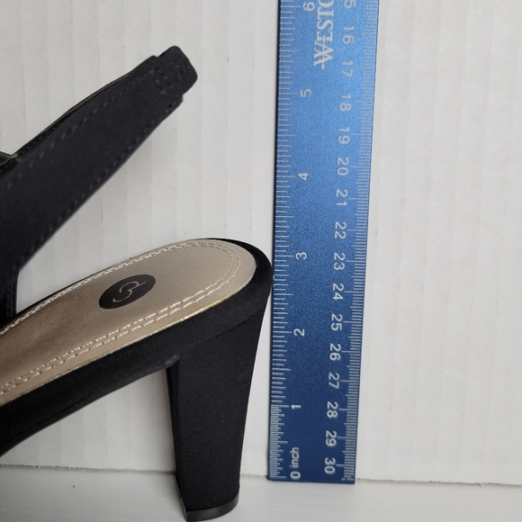 Yera Black Strappy Open-Toe Heals in Size 9M with 3 in heel - Picture 6 of 8